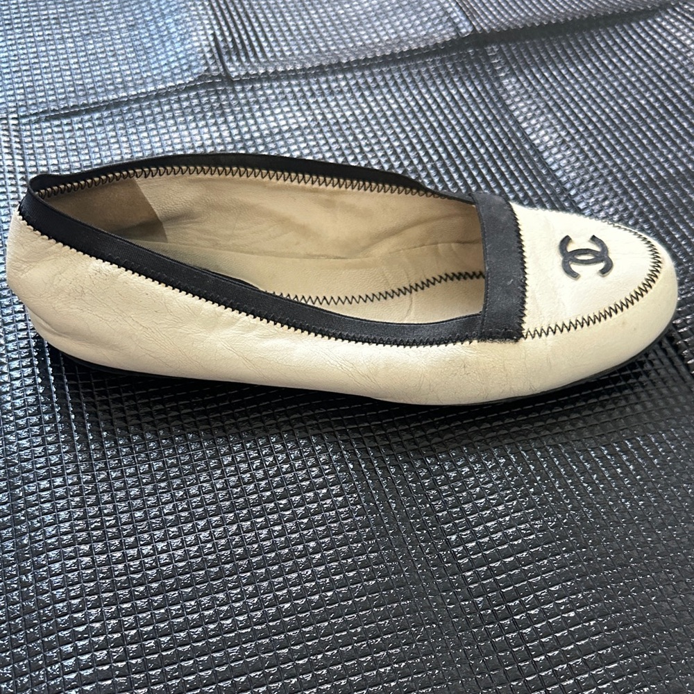 CHANEL Cream and Black Leather Ballet Flats - Picture 5 of 11